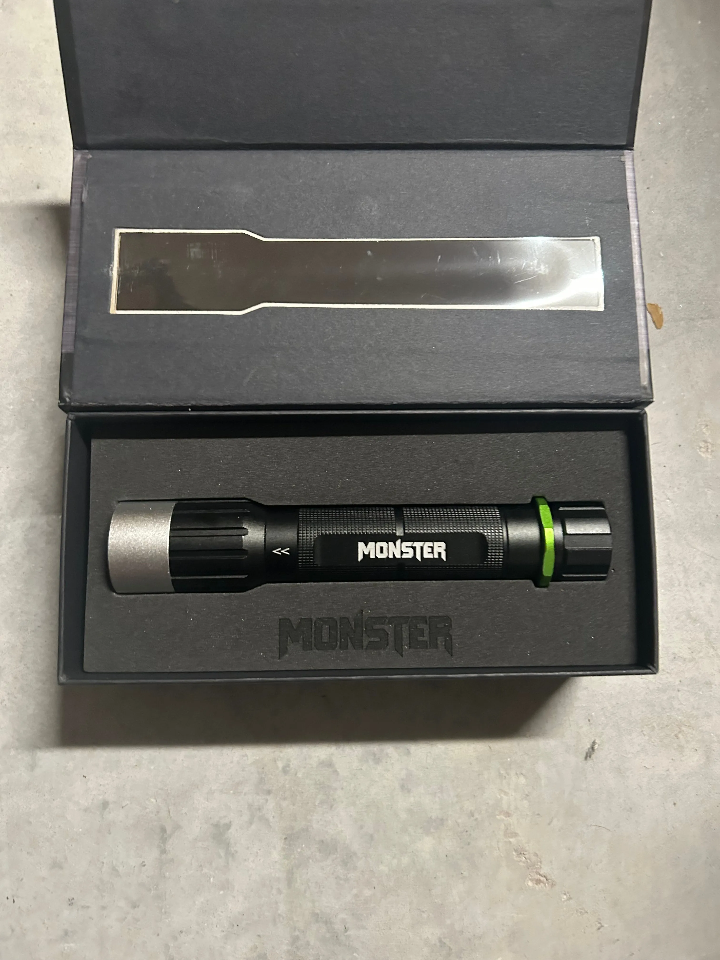 Monster rechargeable, flashlight